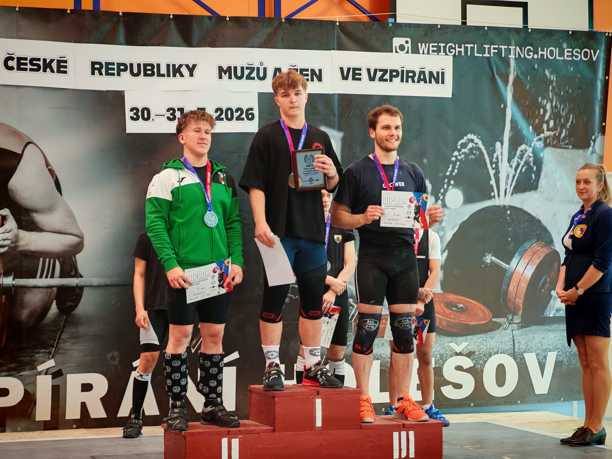 Jakub Hýbl na třetím místě na stupních vítězů ve vzpírání